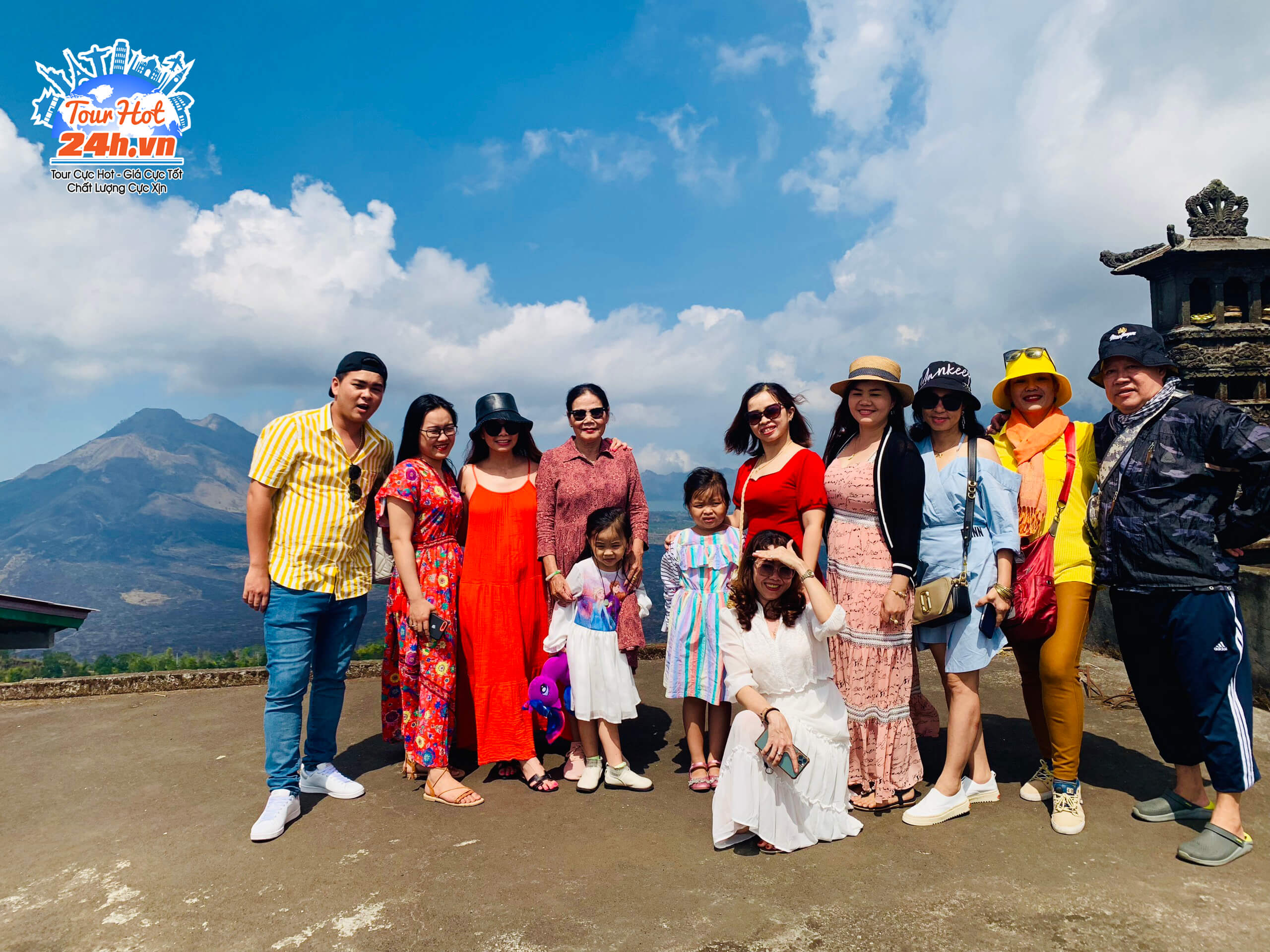 Hình đoàn khách tham gia tour Bali 5 sao chụp hình bên núi Batur Hình đoàn khách tham gia tour Bali 5 sao chụp hình bên núi Batur