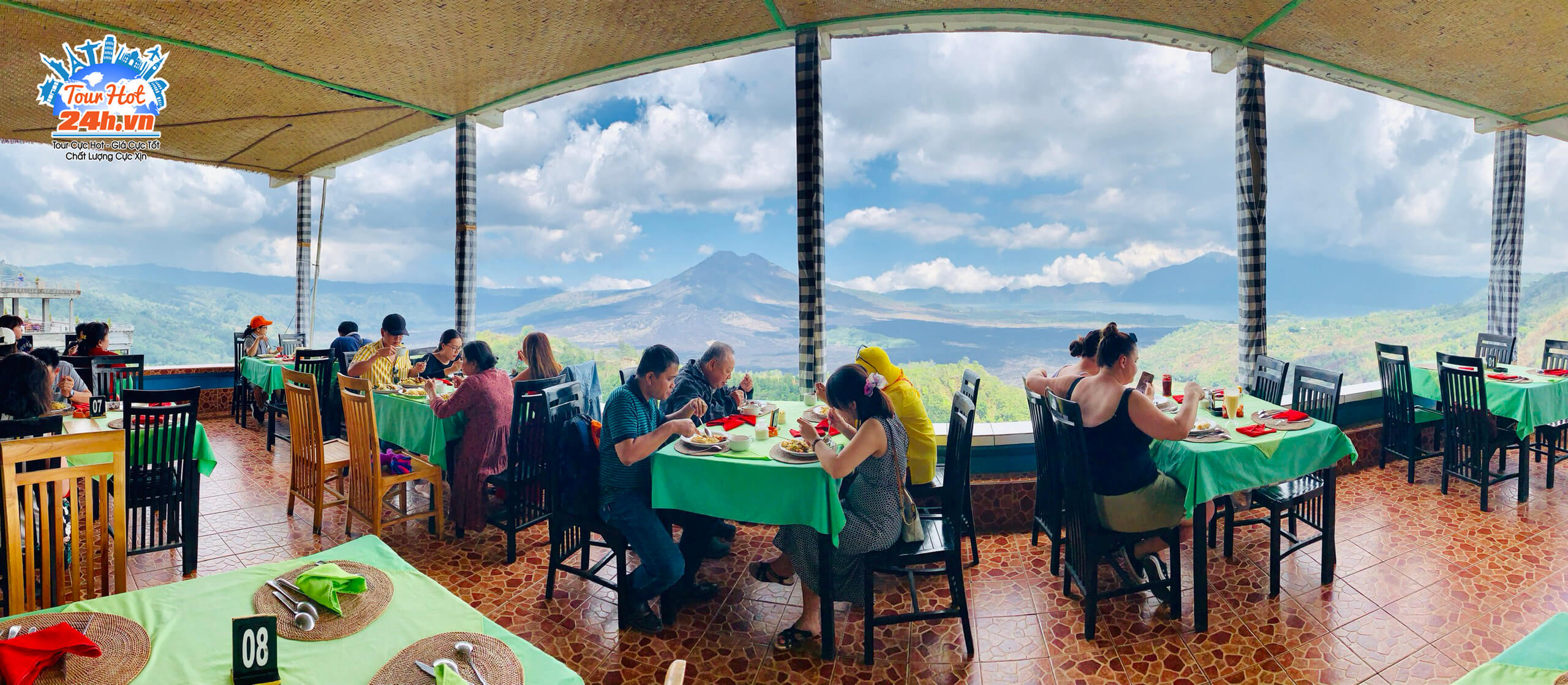 Đoàn tour du lịch Bali vừa ăn vừa ngắm cảnh núi cực lãng mạn ở Bali Đoàn tour du lịch Bali vừa ăn vừa ngắm cảnh núi cực lãng mạn ở Bali