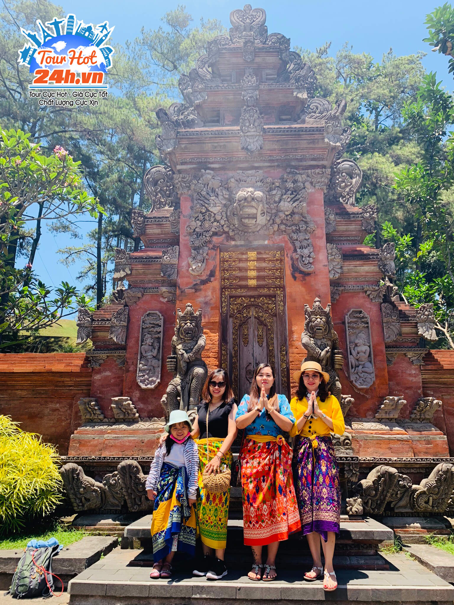 Khách hàng tour Bali bay thẳng từ HCM chụp hình bên đền nổi tiếng ở Bali Khách hàng tour Bali bay thẳng từ HCM chụp hình bên đền nổi tiếng ở Bali