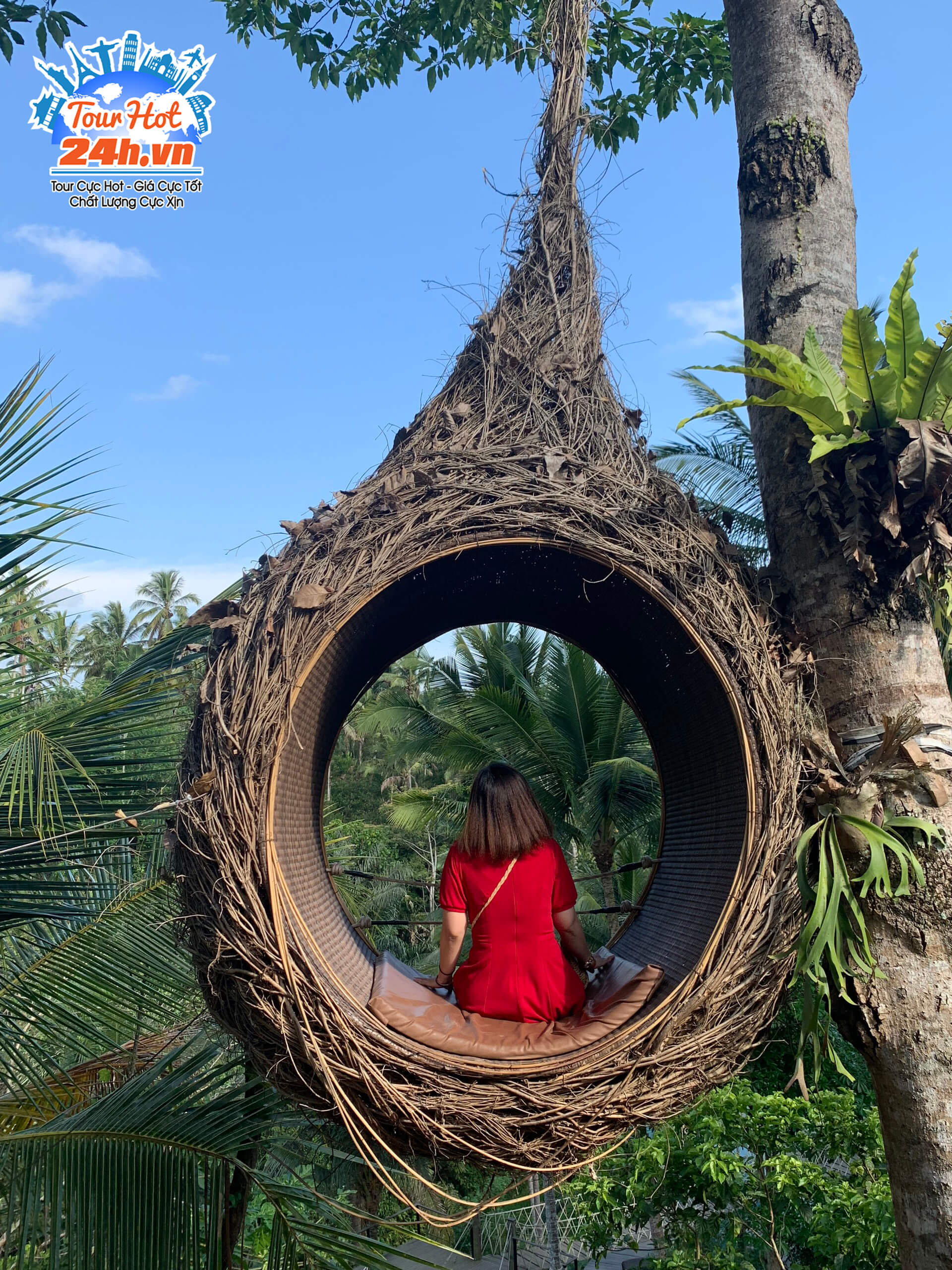 Khách tham quan làng nổi tiếng ở Bali chụp hình bên tổ chim Khách tham quan làng nổi tiếng ở Bali chụp hình bên tổ chim