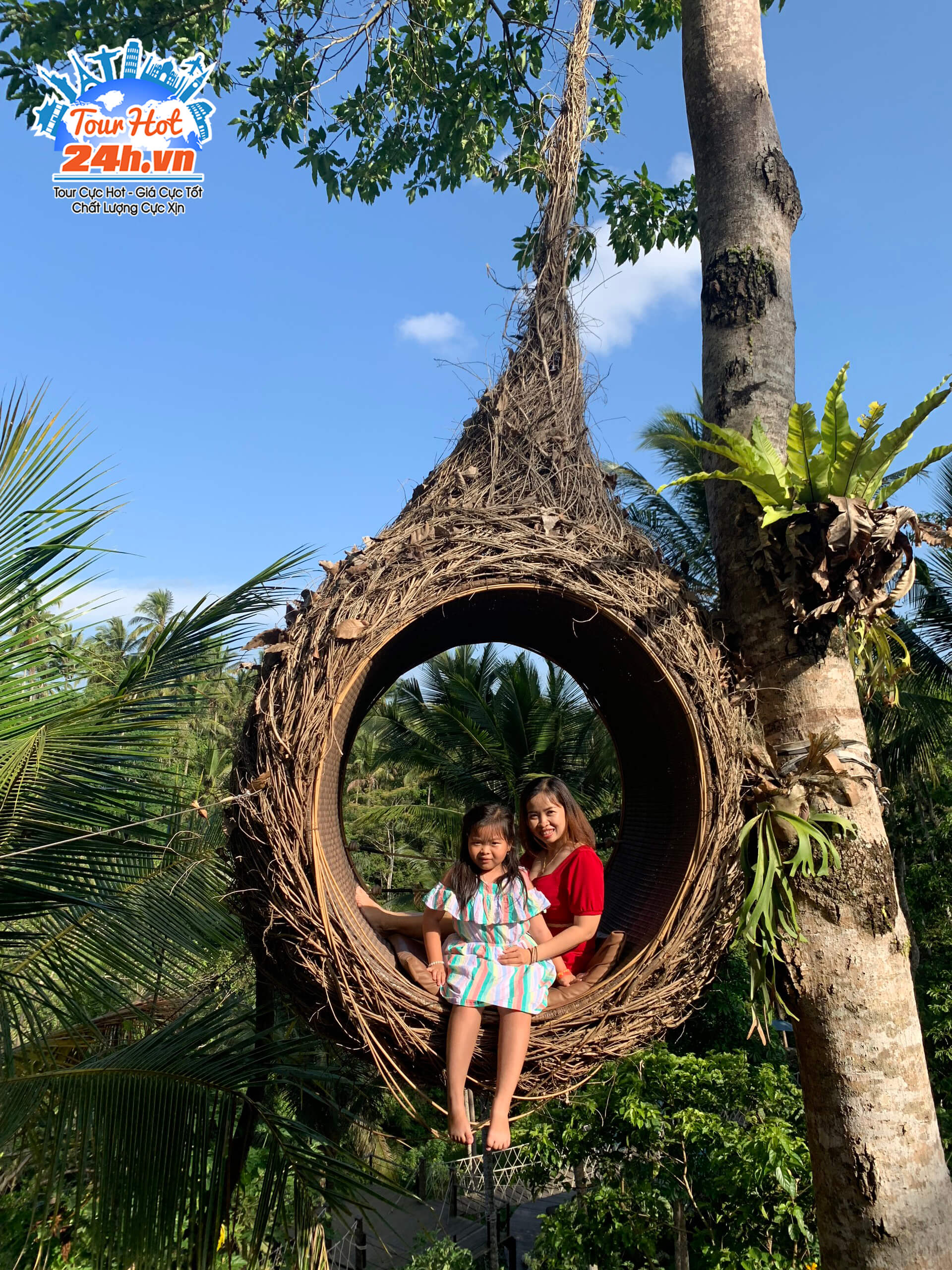 Gia đình tham gia tour Bali chụp hình bên tổ chim ở Bali Gia đình tham gia tour Bali chụp hình bên tổ chim ở Bali