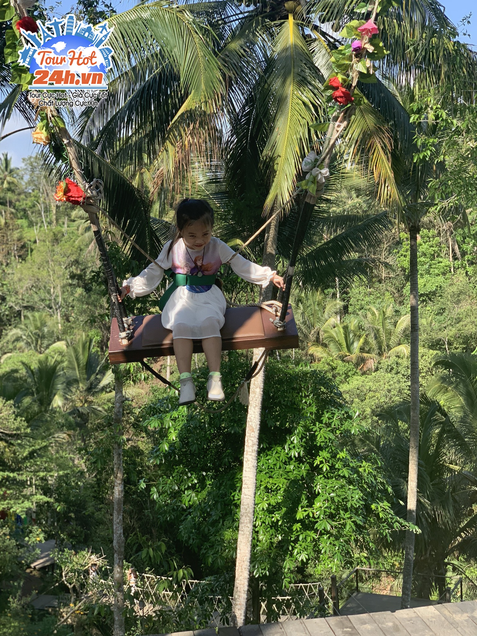 Em bé tham gia tour Bali 4 ngày 3 đêm chơi đu quay Bali Em bé tham gia tour Bali 4 ngày 3 đêm chơi đu quay Bali