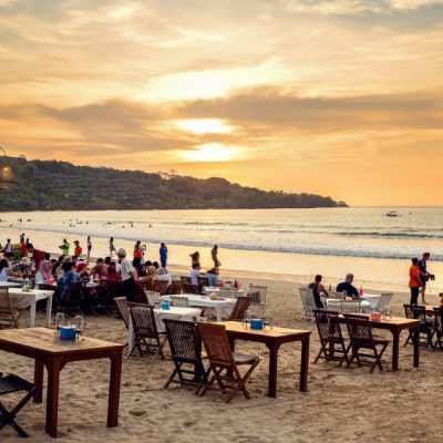 bua-toi-bai-bien-Jimbaran-tour-bali-4n3d