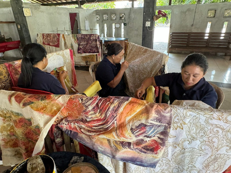 lang-nghe-nhuom-Batik-tour-bali-indonesia