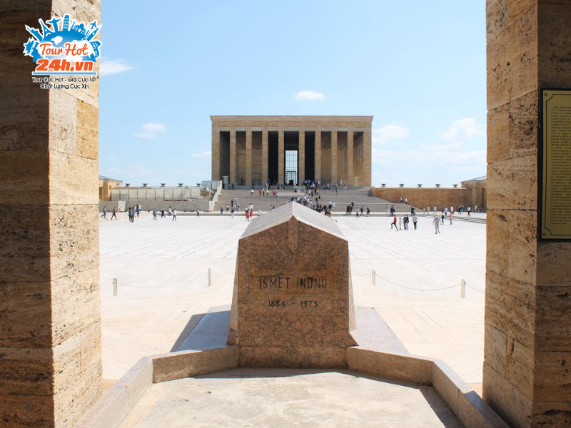 Quảng-trường-Ataturk-Mausoleum