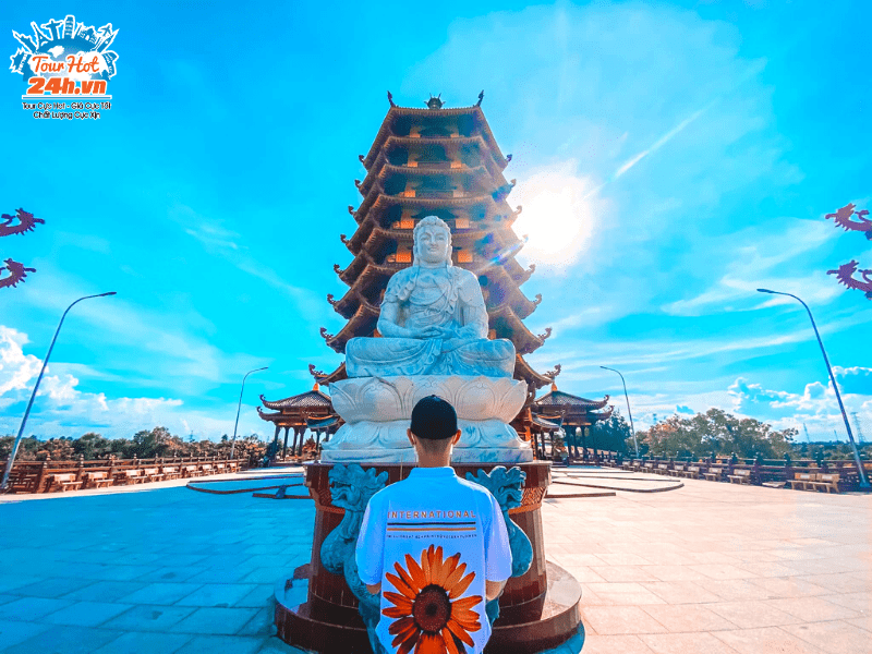 Chùa Phật Ngọc Xá Lợi là một trong những chùa nổi tiếng hàng đầu tại TP.HCM với kiến trúc sang trọng và tôn giáo thời kỳ độc lập. Xem hình ảnh để chiêm ngưỡng vẻ đẹp và tĩnh lặng trong không gian tâm linh của địa điểm linh thiêng này.