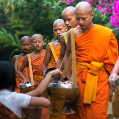 le-Tak-Bat-tour-du-lich-lao-5n4d