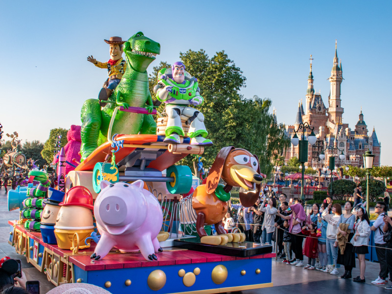nen-di-disneyland-thuong-hai-thoi-gian-nao