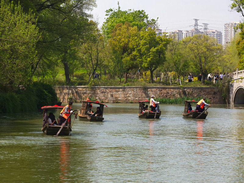 dao-thuyen-tren-kenh-dao