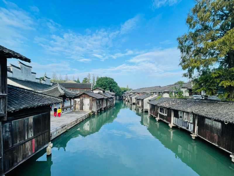 mai-ngoi-dong-kenh-o-tran-ban-ngay