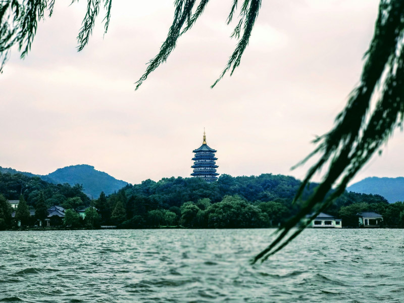 huyen-thoai-tay-ho-1