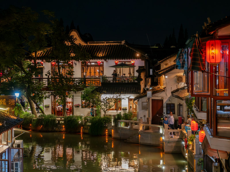 to-chau-ve-dem-lung-linh