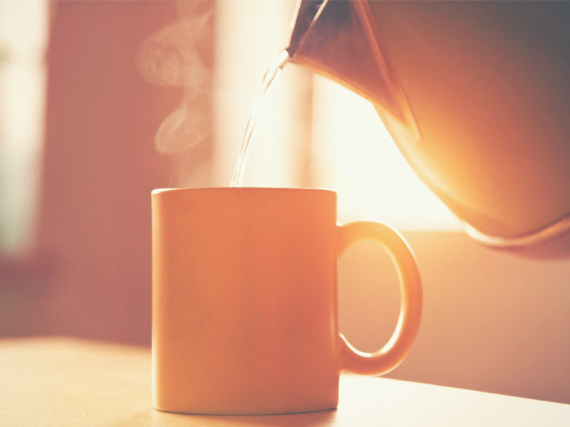 nguoi-bac-kinh-thich-uong-nuoc-nong