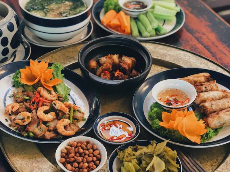 thuong-thuc-bua-an-cham-rai