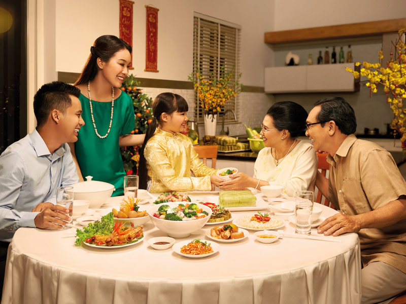 bua-com-sum-hop-viec-lam-ngay-tet-may-man