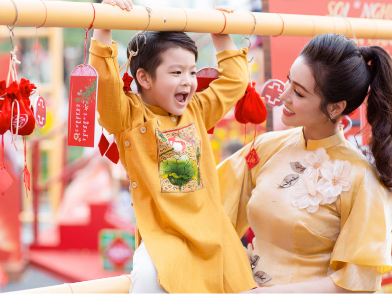 mac-do-gam-mau-tuoi-sang-viec-lam-ngay-tet-may-man