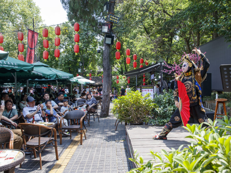 nguoi-thanh-do-uong-tra-xem-kich