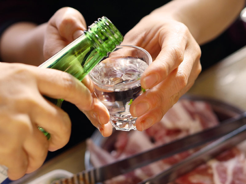 cach-rot-ruou-soju-dung-dieu