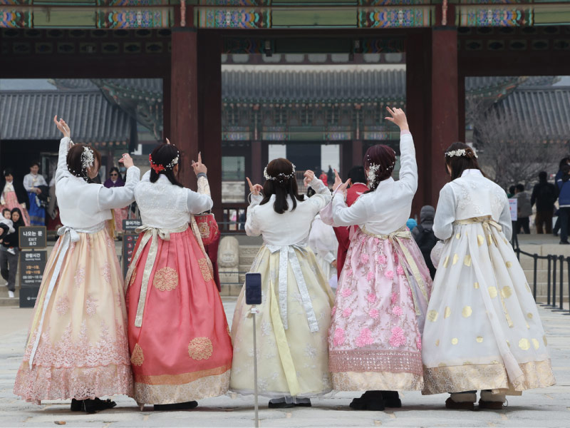 can-than-chup-anh-co-nguoi-la-dieu-cam-ky-han-quoc