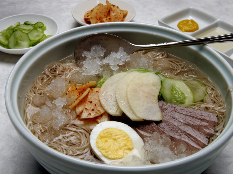 mi-lanh-Naengmyeon-mon-an-gia-nhiet-han-quoc
