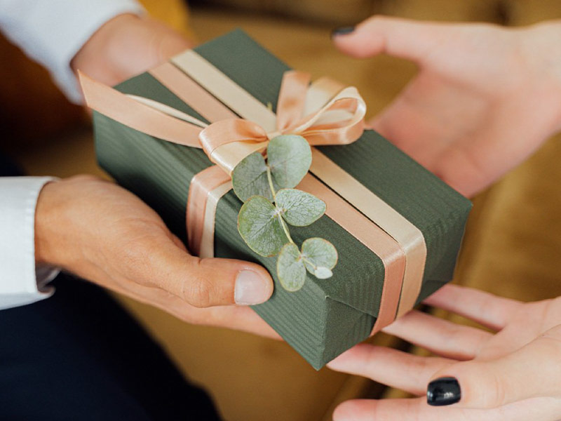 nguoi-han-quoc-dua-nhan-do-bang-hai-tay