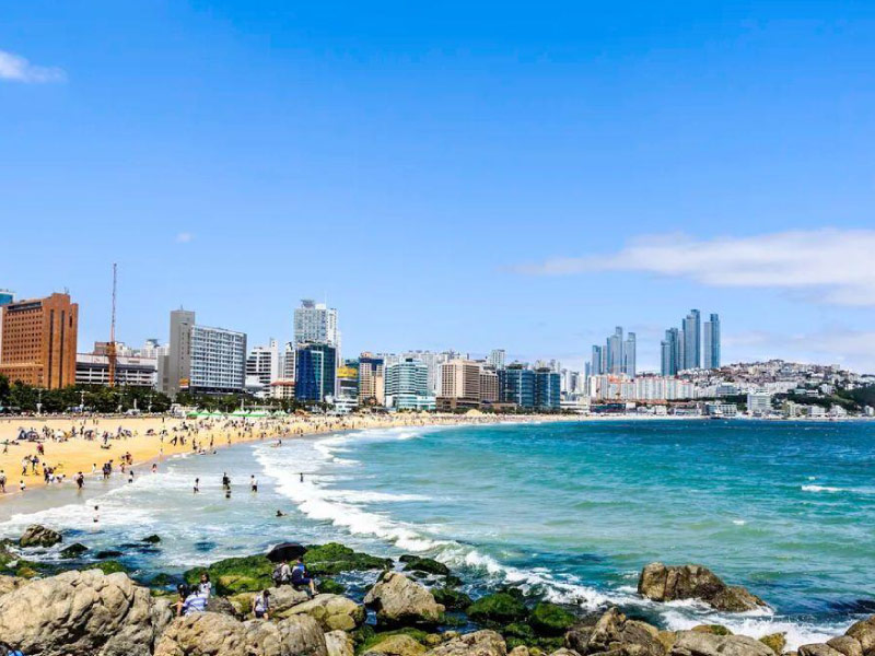 tam-bien-va-thu-gian-tren-cat-bien-Haeundae