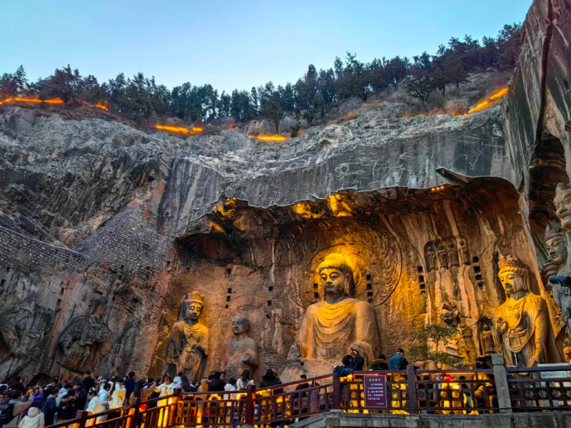 du-khach-tham-quan-hang-da-long-mon