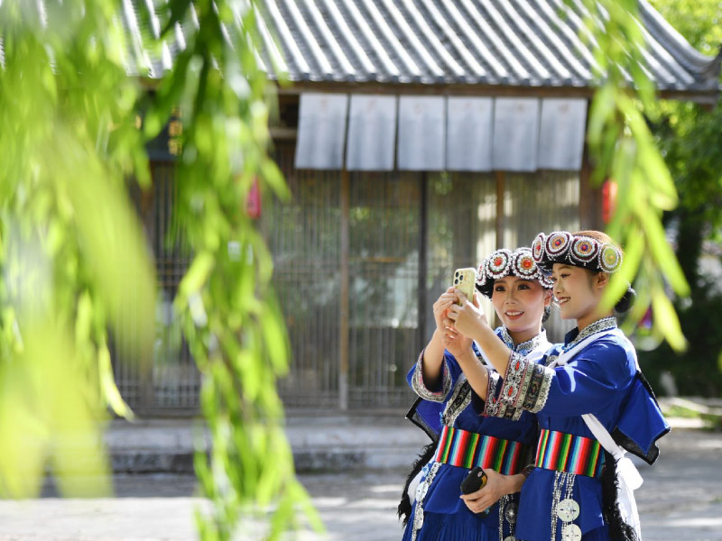 nguoi-napt-tay-naxi