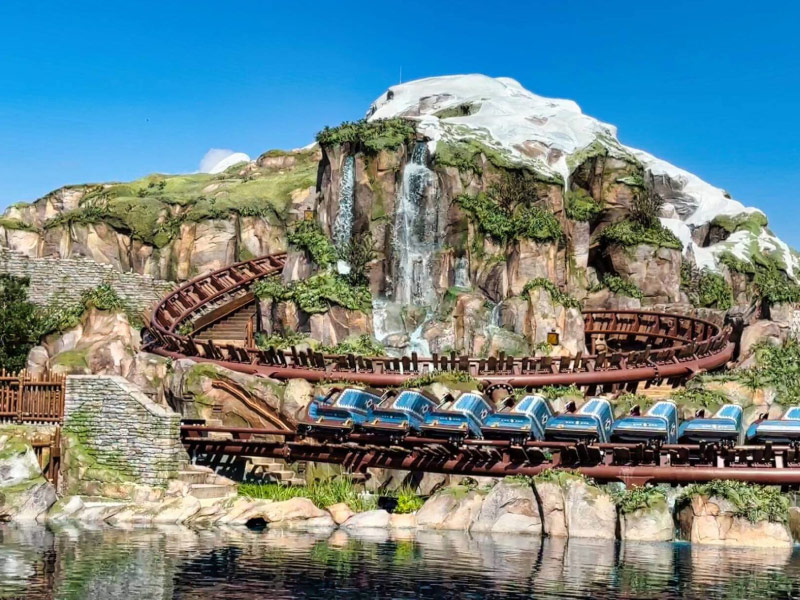tro-choi-Wandering-Oaken’s-Sliding-Sleighs-Hong-Kong-Disneyland